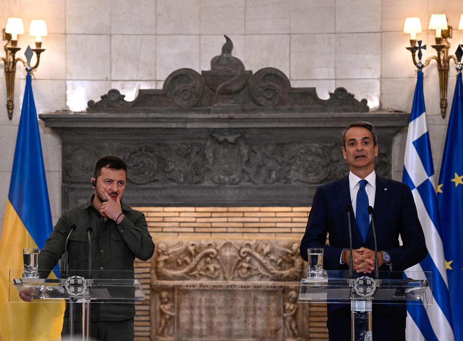 O primeiro-ministro da Grécia, Kyriakos Mitsotakis (à direita), e o presidente da Ucrânia, Volodymyr Zelensky, participam de uma coletiva de imprensa conjunta após seu encontro em Atenas — Foto: Aris MESSINIS / AFP