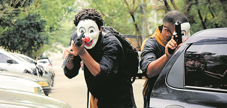 Rafael Silva (à esq), com pouco recurso e atores recrutados na favela, fez filme de ação que chega ao cinema