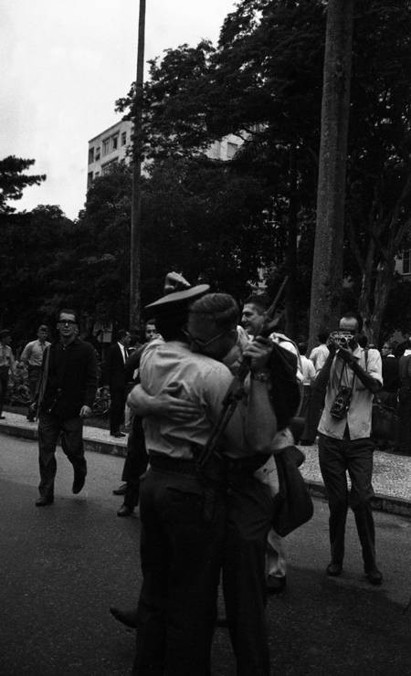 Civil e miltar, armados, confraternizam em frente ao Palácio Guanabara — Foto: Agência O Globo