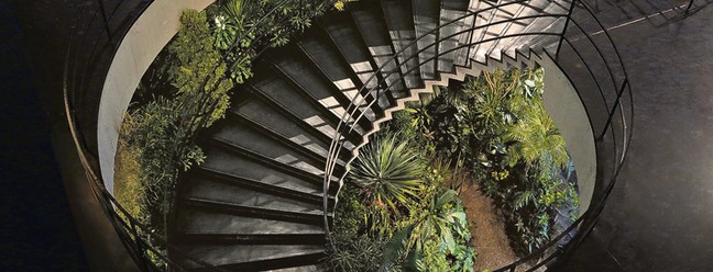 Instalação “Land”, do artista João Modé, inclui mais de cem espécies de plantas — Foto: Fabio Rossi