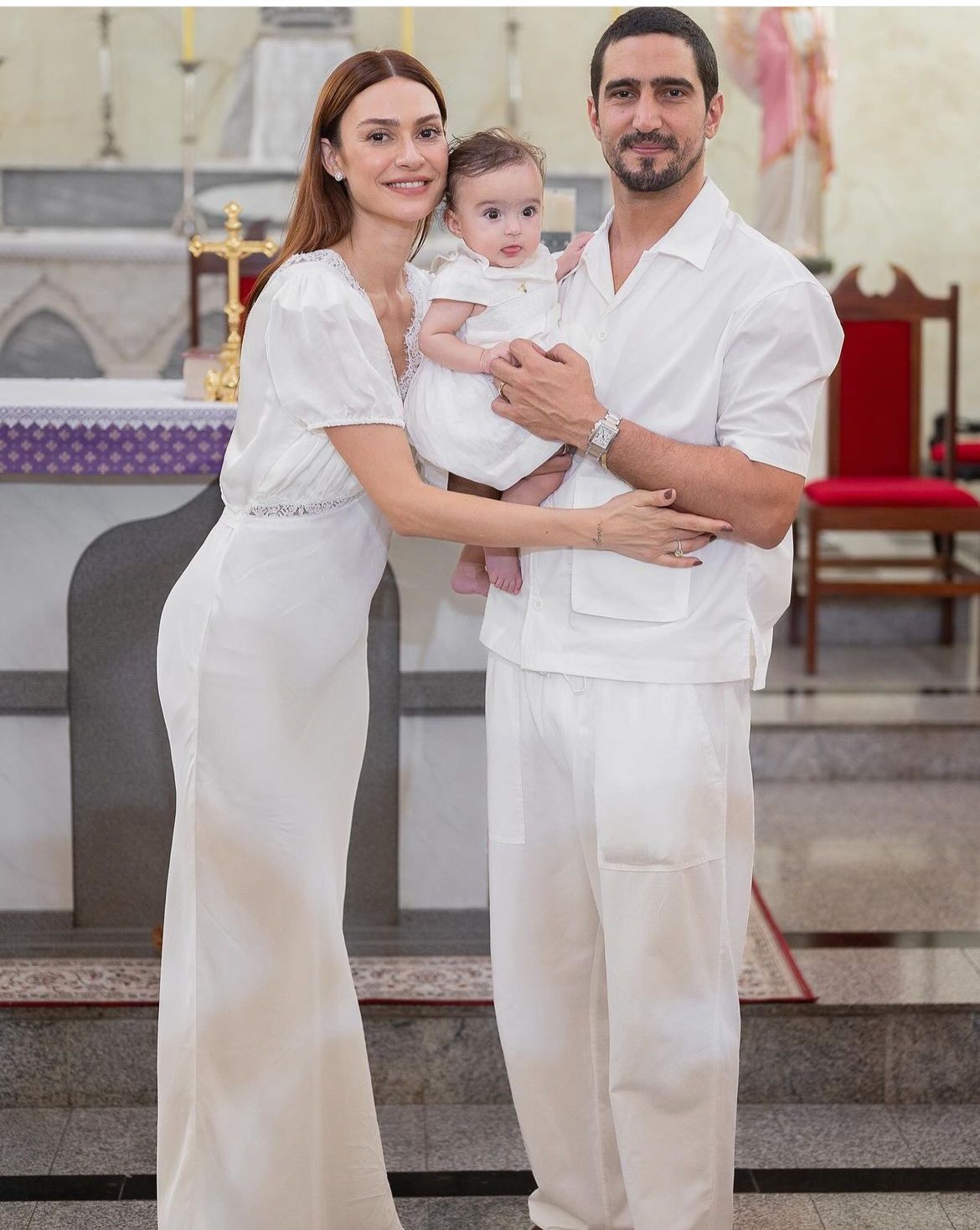 Thaila Ayala e Renato Góes no batizado da filha — Foto: Reprodução/Instagram