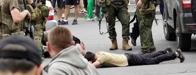 Membros do grupo Wagner detêm um homem na cidade de Rostov-on-Don, em 24 de junho de 2023 — Foto: STRINGER / AFP