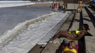 Ressaca na orla do Rio. Na foto, a praia do Leblon. — Foto: Márcia Foletto / Agência O Globo