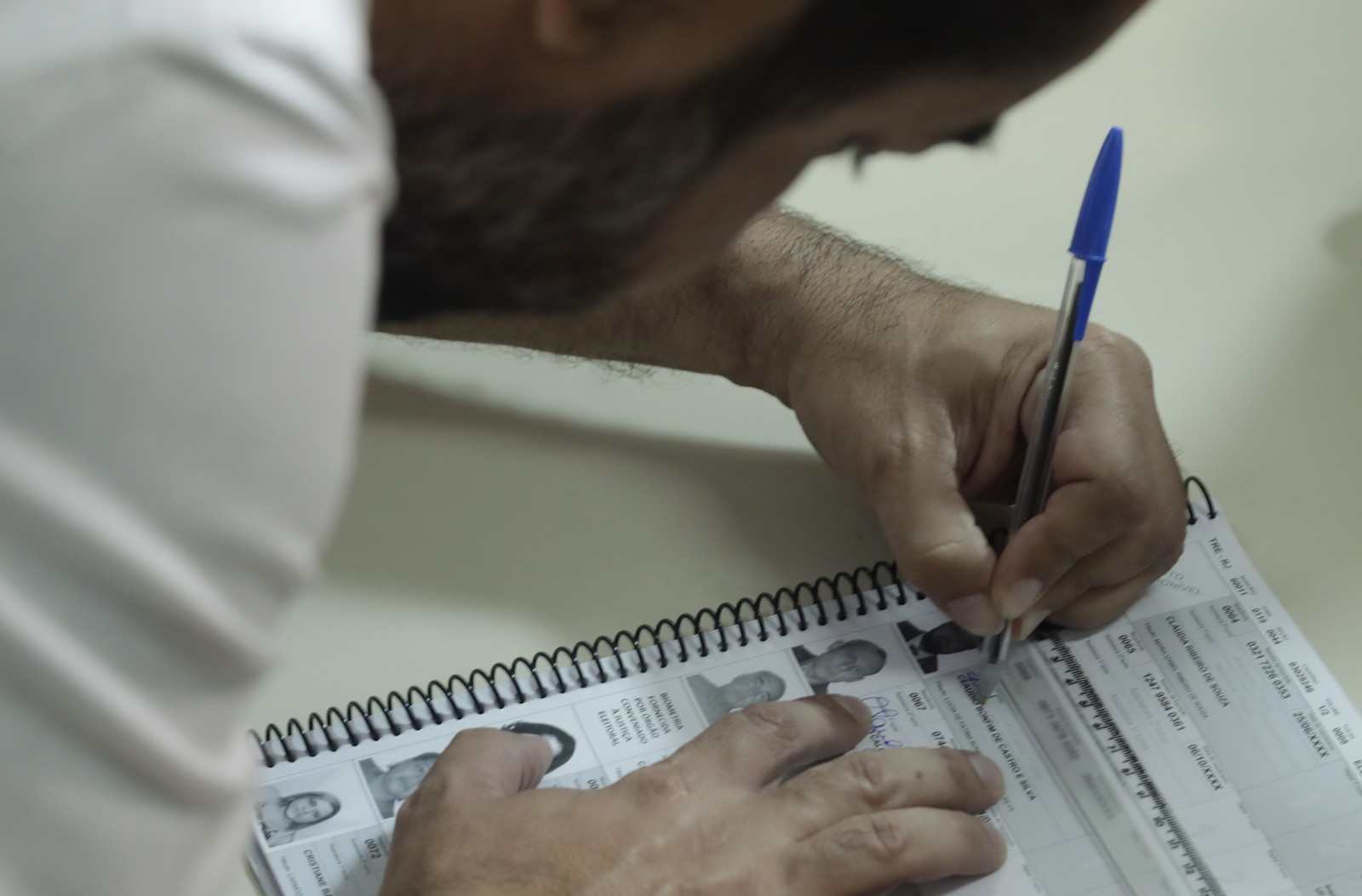 Castro chegou ao local acompanhado da esposa, Analine Castro, e dos filhos João Pedro e Maria Eduarda para votar. — Foto: Gabriel de Paiva