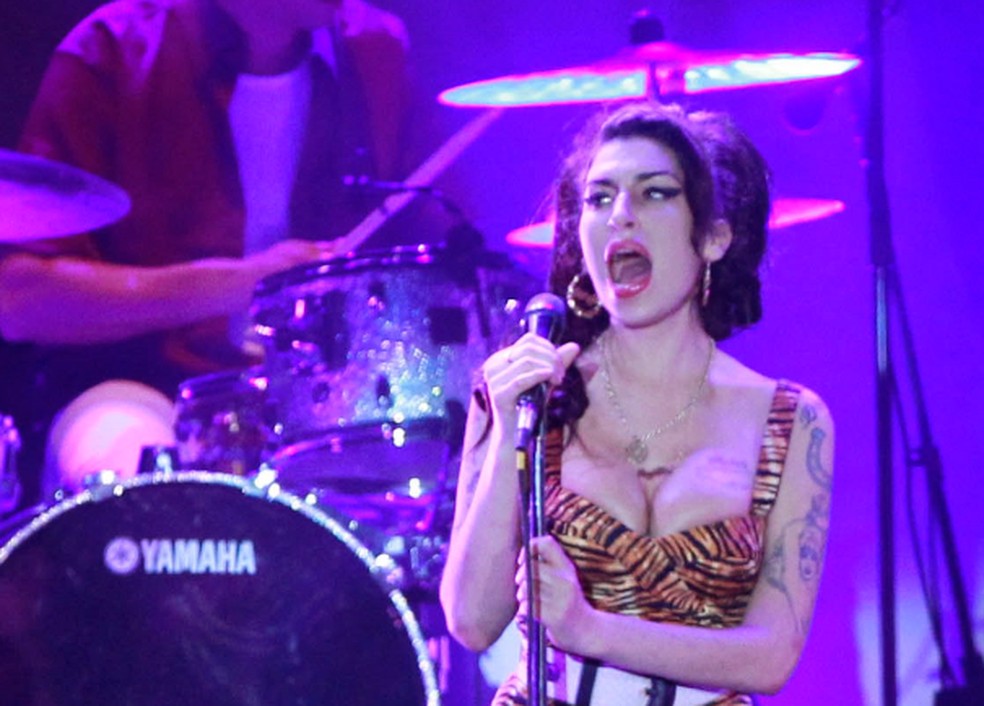 Amy Winehouse durante show na Arena Barra, no Rio, em janeiro de 2011 — Foto: Mônica Imbuzeiro/Agência O GLOBO