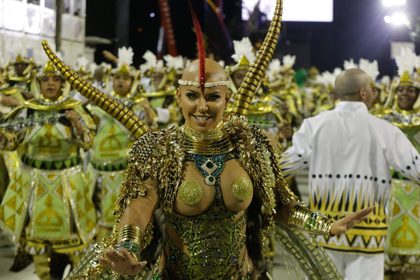 2022: então rainha de bateria da Mocidade, Giovana Angélica e os ritmistas da escola desfilaram carecas — Foto: Domingos Peixoto