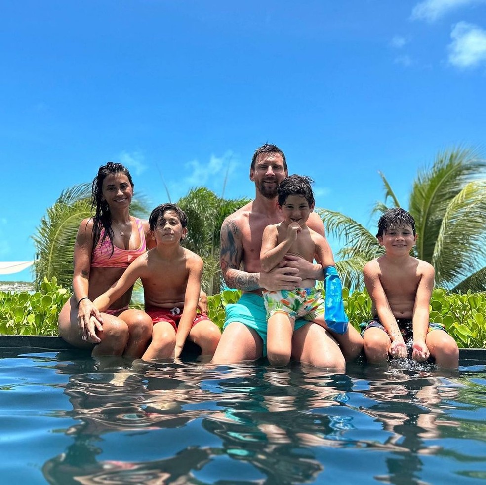 Lionel Messi em foto com a mulher e os filhos — Foto: Reprodução Instagram