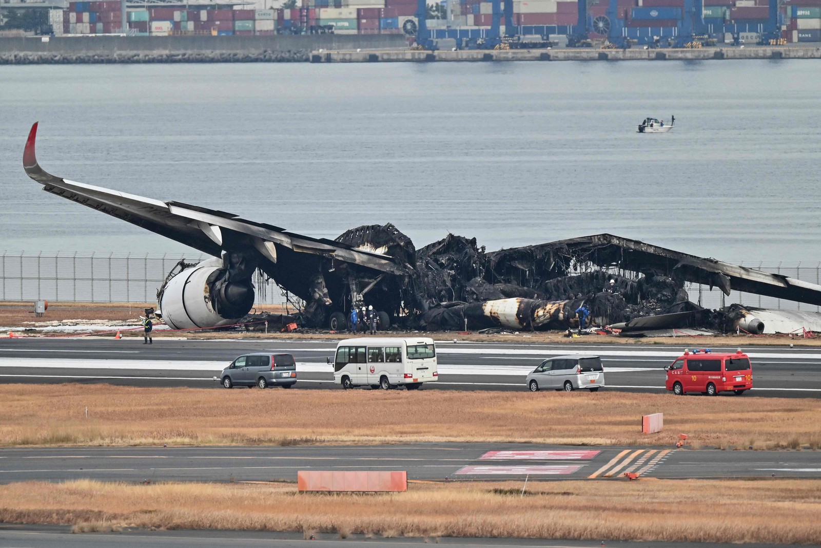 Carcaça do avião que pegou fogo no Japão — Foto: RICHARD A. BROOKS/AFP