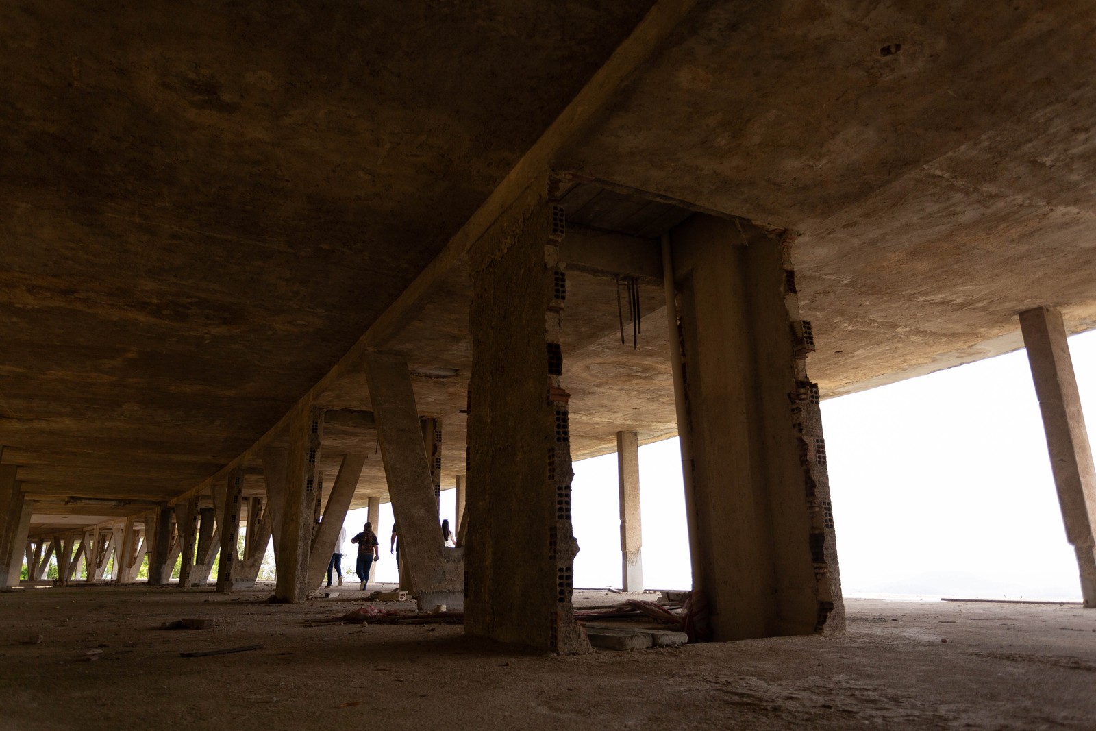 Em Niterói, esqueleto do Hotel Panorama: iniciadas em 1959, obras foram abandonadas dez anos depois  — Foto: Roberto Moreyra / Agência O Globo