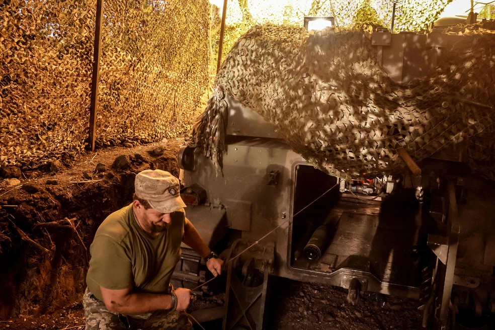 Militar ucraniano da 24ª Brigada Mecanizada dispara um obus M-109 'Paladin' de 155 mm em direção a uma posição russa na linha de frente perto de Chasiv Yar, região de Donetsk — Foto: Press service of the 24th Mechanized Brigade / AFP