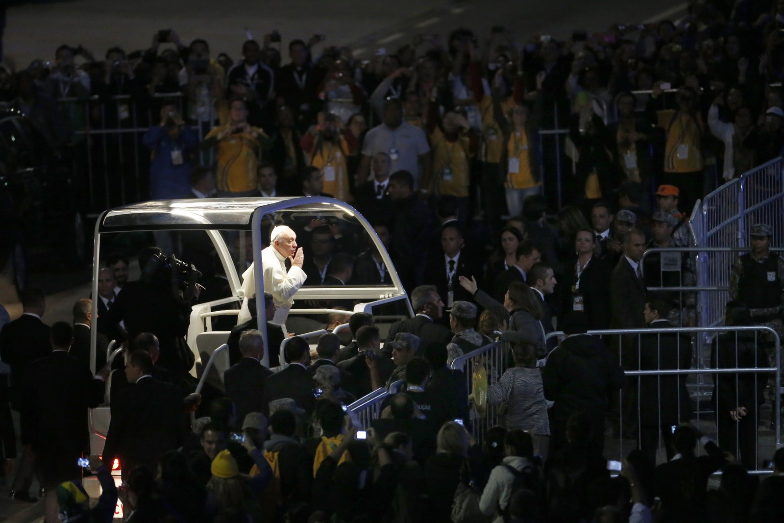 O Papa Francisco durante missa na praia de Copacabana.  — Foto: Ivo Gonzalez / Agencia O Globo