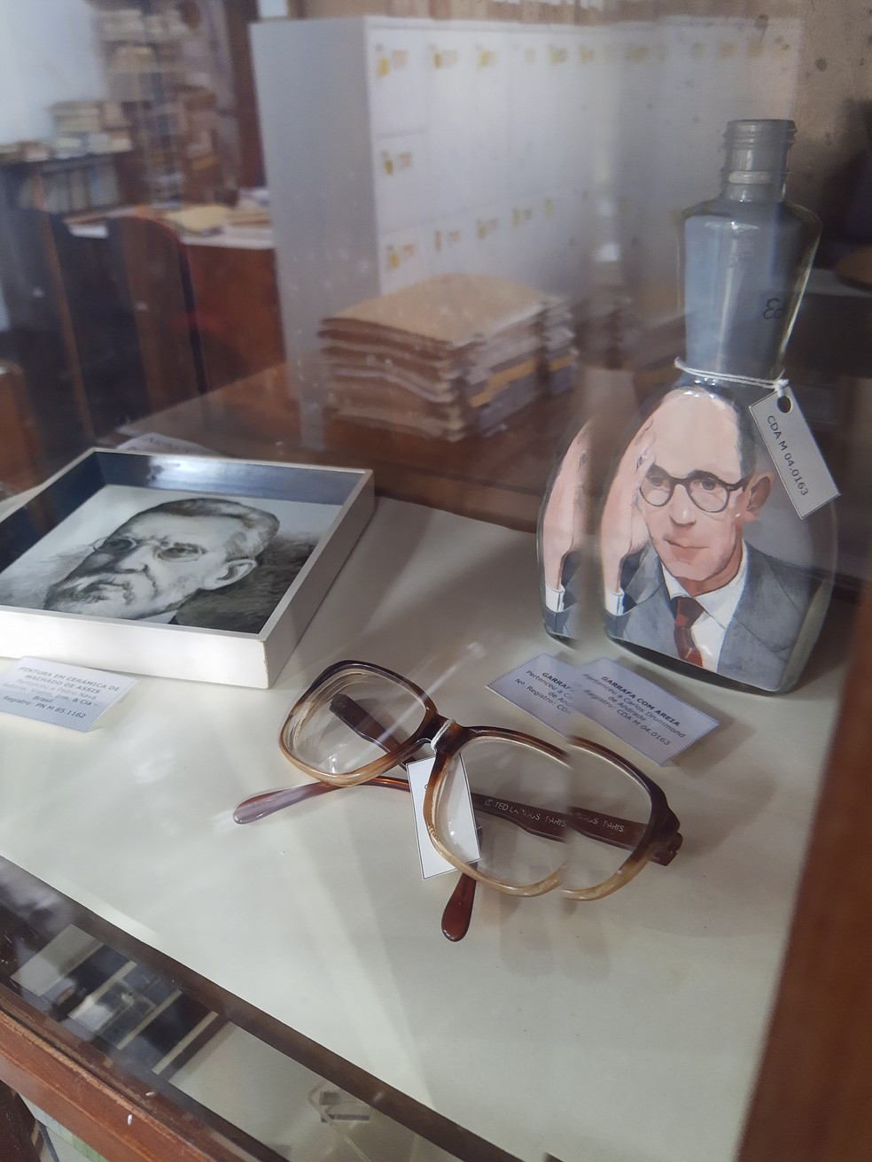 Óculos originais do poeta estão guardados em seu acervo na Fundação Casa de Rui Barbosa — Foto: Carmélio Dias