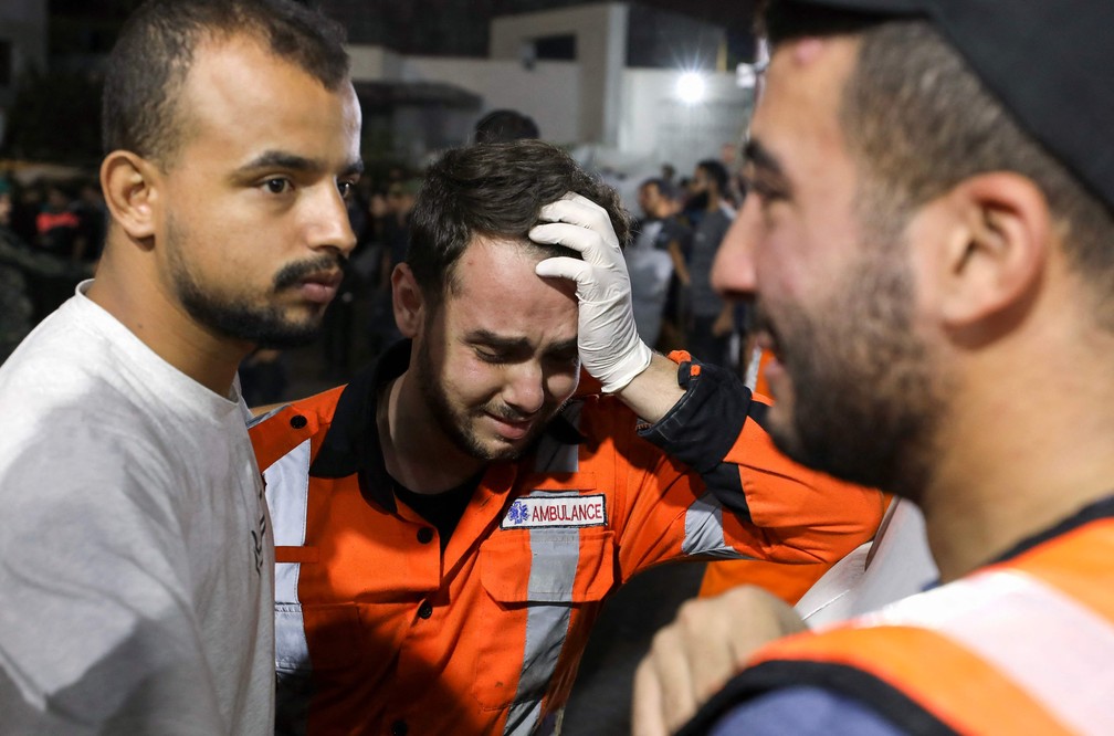 Paramédicos na saída do hospital Al-Shifa, na Faixa de Gaza — Foto: Dawood Nemer/AFP