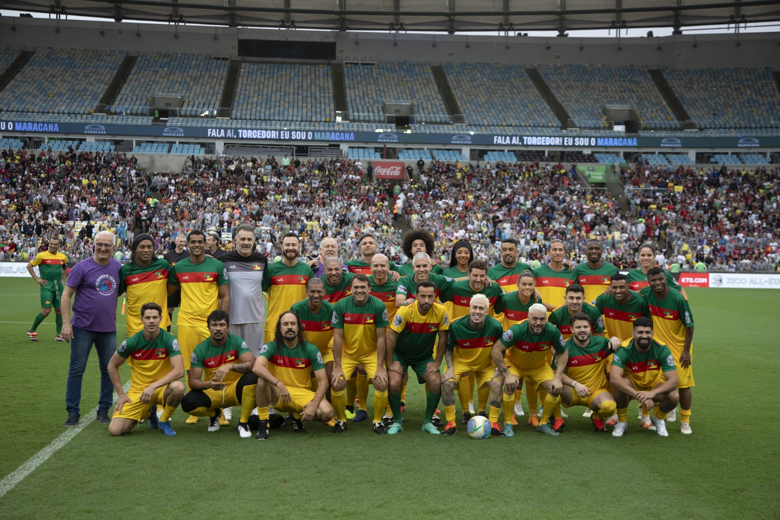 Partida de futebol beneficente em prol das vítimas da catástrofe climática no Rio Grande do Sul, com a presença de Ronaldinho Gaúcho, Adriano, Cafu, Ludmilla e outros. Na foto, o time verde. — Foto: Guito Moreto - Ag O Globo