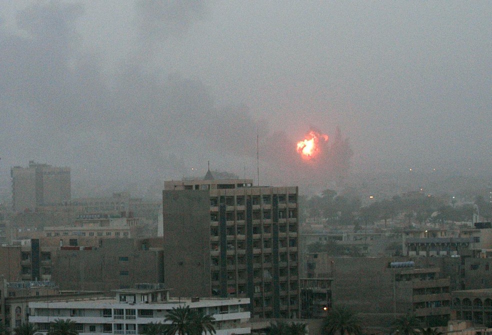 Explosões provocadas por mísseis dos EUA em Bagdá, no início da Guerra do Iraque, em março de 2003 — Foto: KARIM JAAFAR / AFP