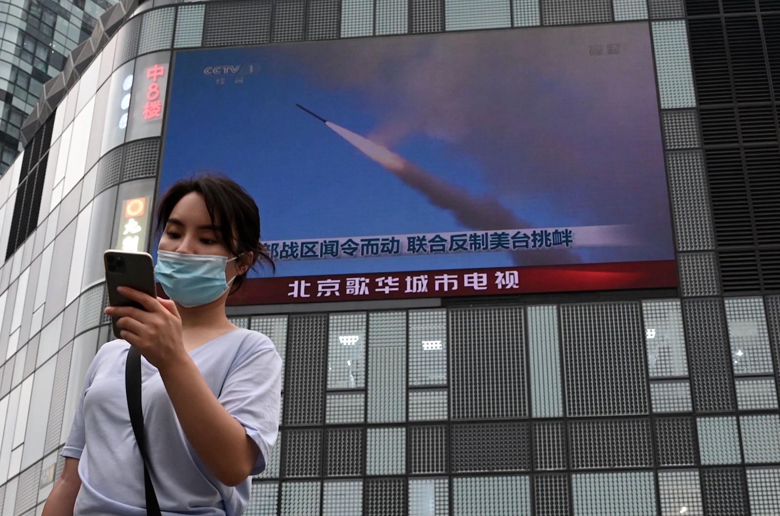 Telão no centro de Taipé mostra míssil disparado durante exercício militar da China em Taiwan — Foto: HECTOR RETAMAL / AFP