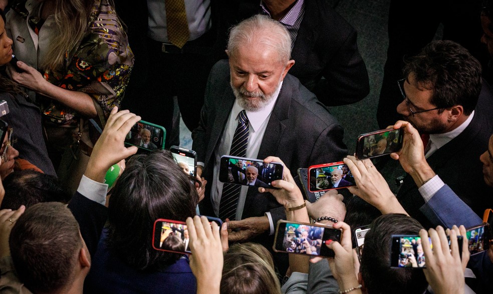Lula é cercado por jornalistas no lançamento do Plano Safra 2024/2025 nesta quarta, antes da reunião com Haddad e outros ministros — Foto: Brenno Carvalho / Agência O Globo