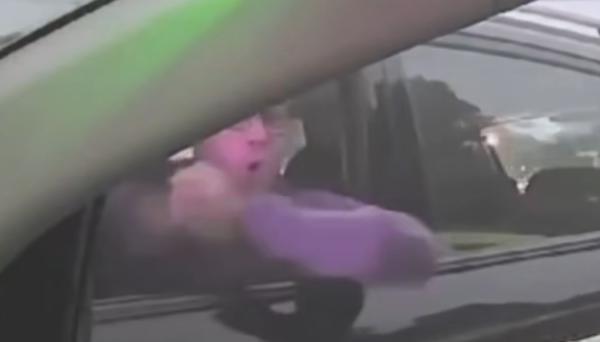 Polícia investiga homem que imitou macaco em briga de trânsito; veja vídeo
