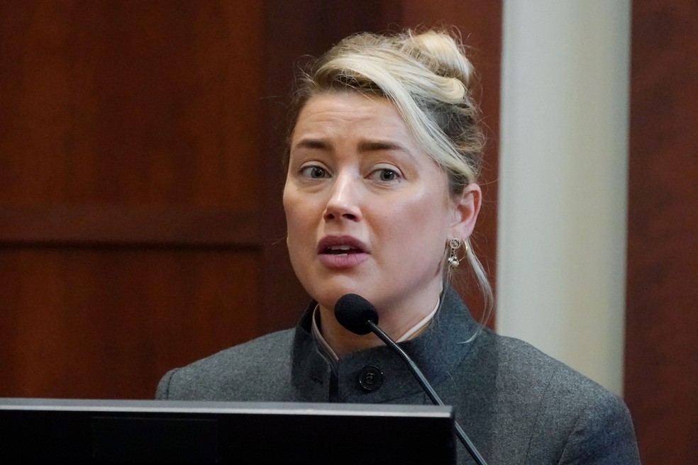 Amber Heard testemunha no Tribunal do Condado de Fairfax, na Virgínia, EUA, em 16 de maio de 2022 — Foto: Steve Helber / AFP