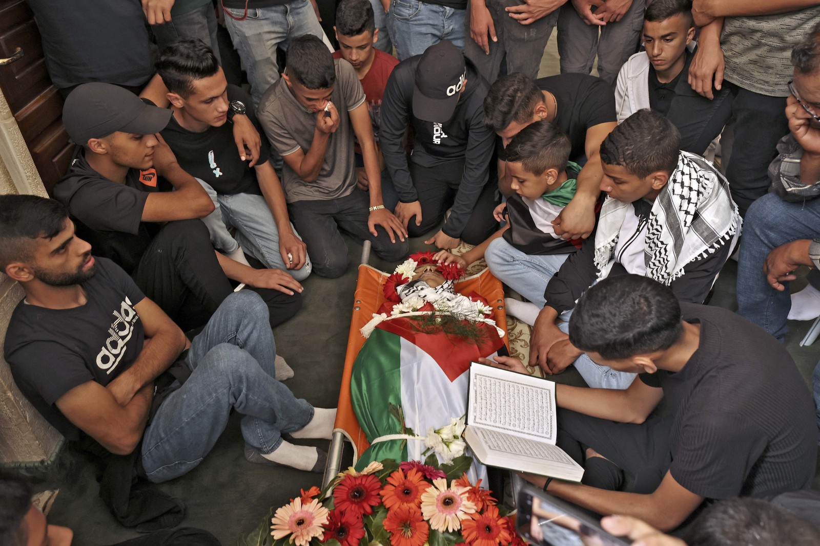 Palestinos assistem ao funeral de Mohammad Fadi Nuri, 16, que morreu com um ferimento de bala sofrido durante confrontos com forças israelenses perto de Ramallah no mês passado  — Foto: ABBAS MOMANI / AFP