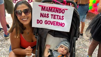 A enfermeira Jaqueline Luquini, 31, aproveitou o filho Francisco, 7 meses, para fazer crítica bem humorada — Foto: Danee Eldoch