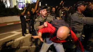 A polícia israelense dispersa manifestantes antigoverno em Jerusalém, durante protesto neste domingo, 31 de março de 2024. — Foto: AHMAD GHARABLI / AFP