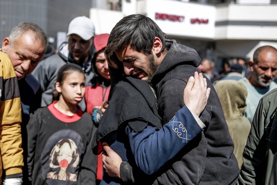 Moradores da Cidade de Gaza choram após morte de dezenas de pessoas durante caótica entrega de alimentos no território