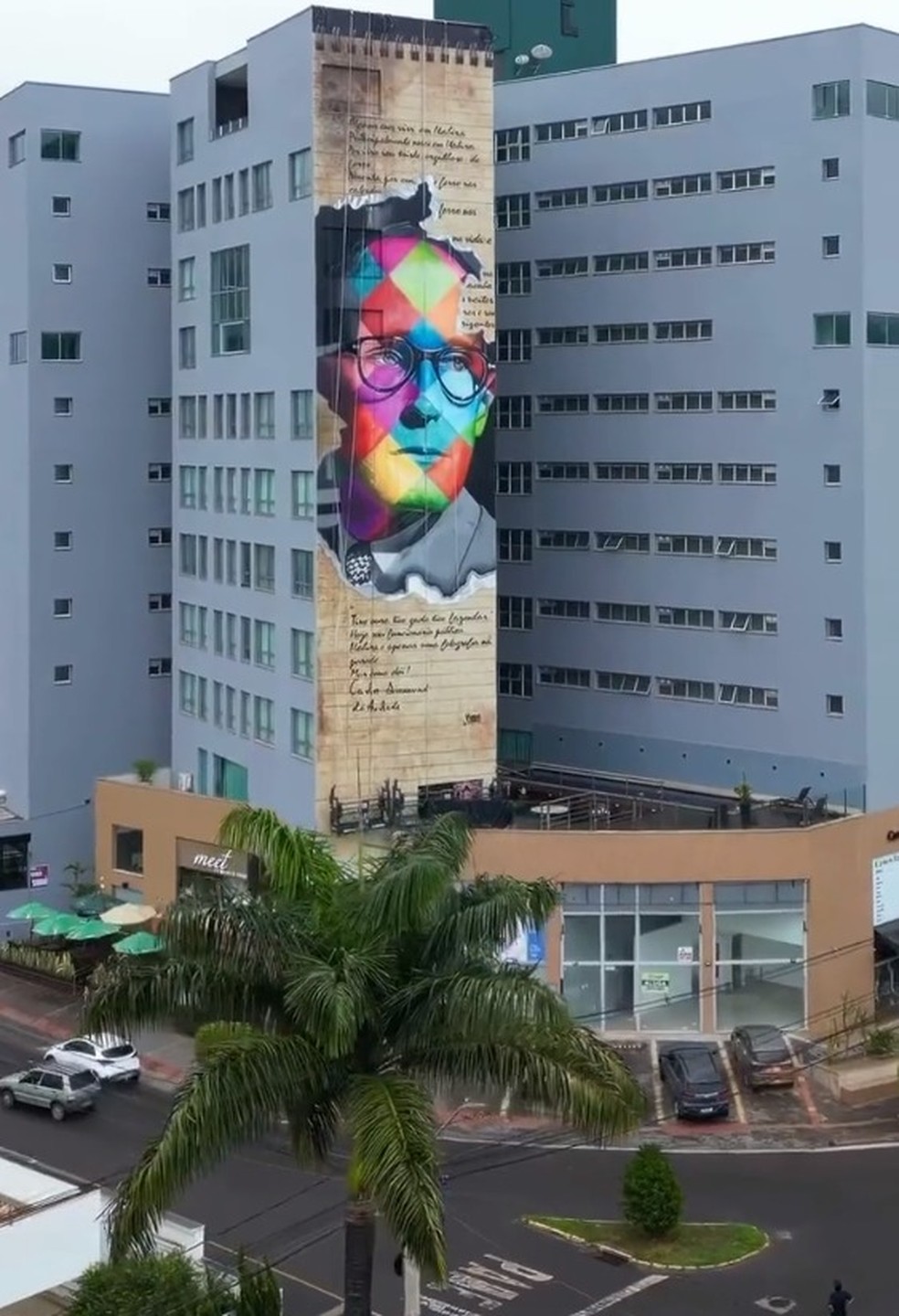 Carlos Drummond de Andrade estampa painel de grafite com 32 metros, em Itabira (MG), sua cidade natal — Foto: Reprodução