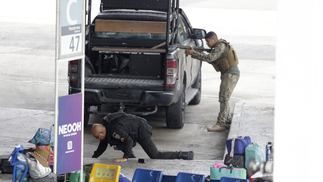 Policiais do Bobe e de outros batalhões da PM atuam no local para tentar resgatar reféns — Foto: Domingos Peixoto