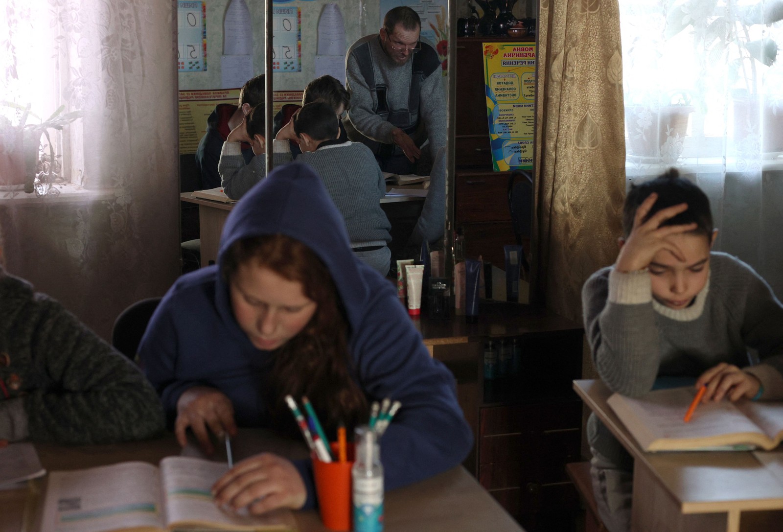 Ele ensina língua e literatura ucraniana, literatura estrangeira, biologia, geografia e matemática — Foto: Anatolii Stepanov / AFP