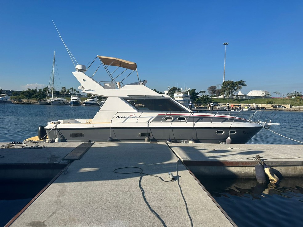 Oceanic 36 Plus. Barco está alugado para um grupo de dez pessoas — Foto: Divulgação