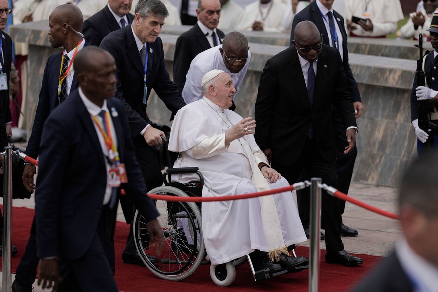 Papa Francisco desembarcando no aeroporto de Kinshasa, na República Democrática do Congo, em janeiro