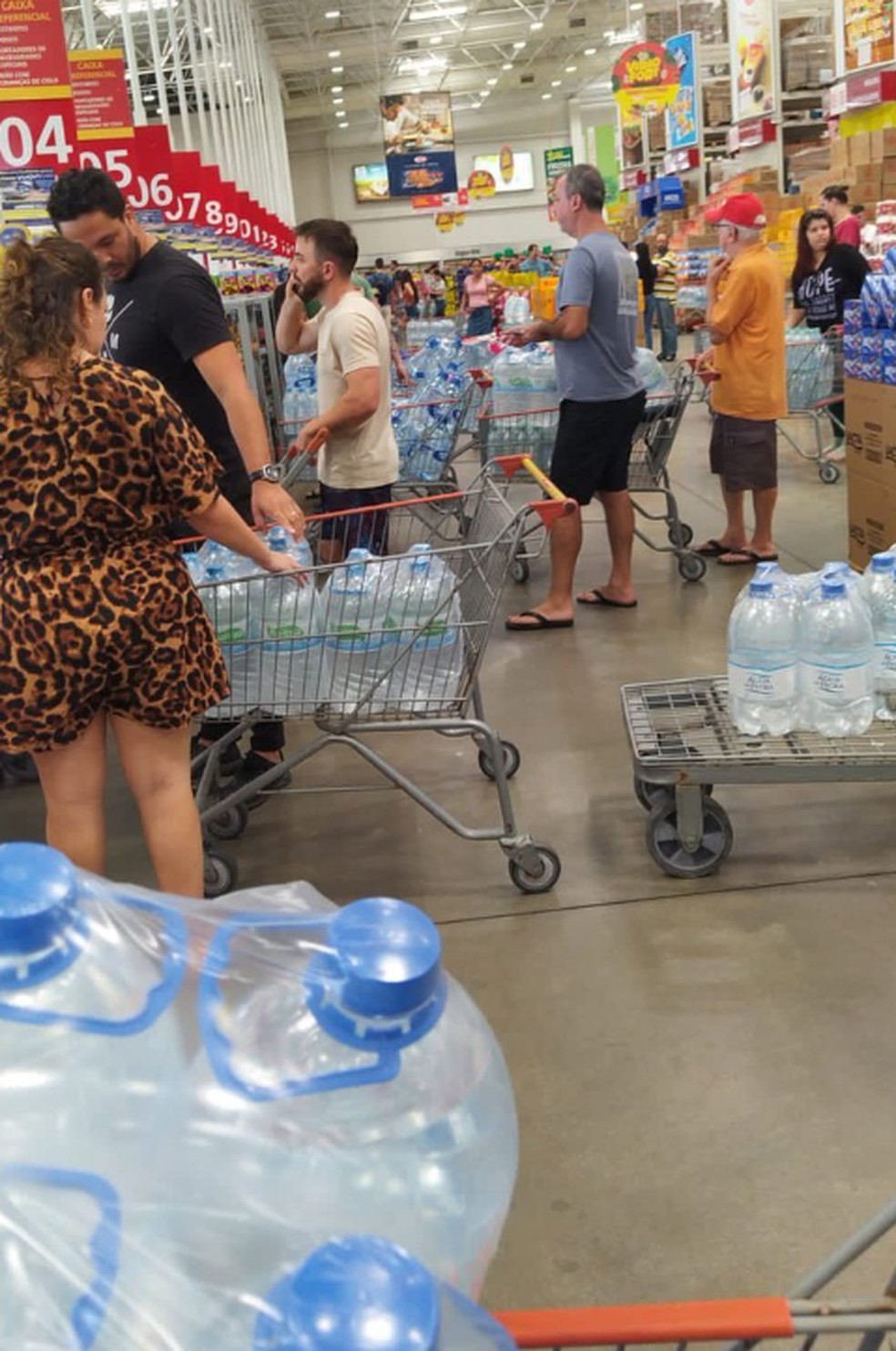 Moradores de Joinville correram aos supermercados para comprar água após aviso de desabastecimento — Foto: Reprodução / Redes sociais