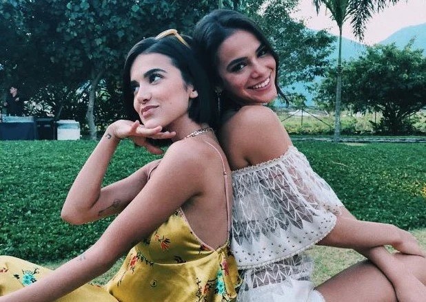 Quando Manu Gavassi e Bruna Marquezine cortaram o cabelo, as duas ficaram super parecidas — Foto: Reprodução Instagram