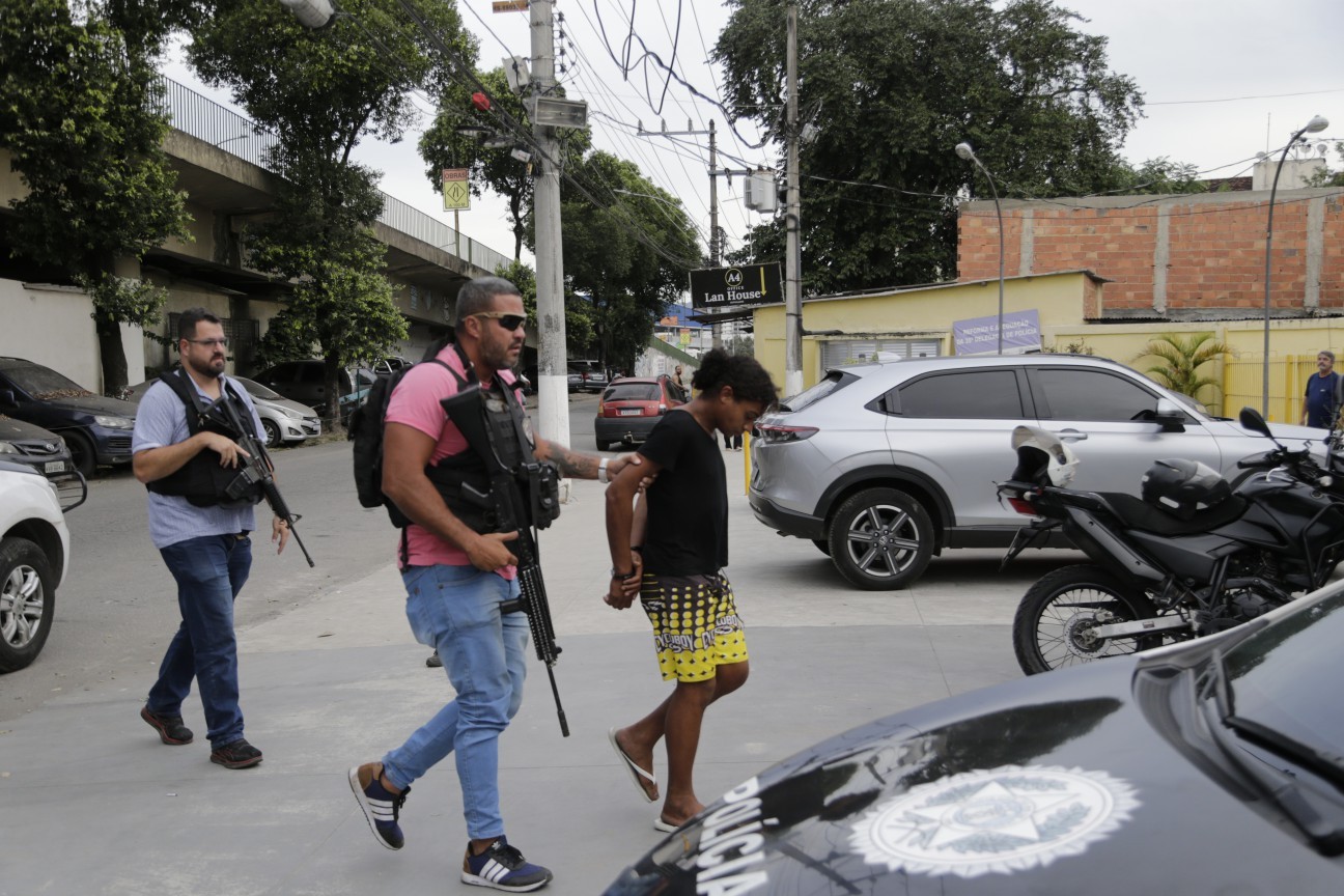 Edson Alves Viana Junior, irmão de Paula, chega à 35ª DP (Campo Grande) — Foto: Domingos Peixoto