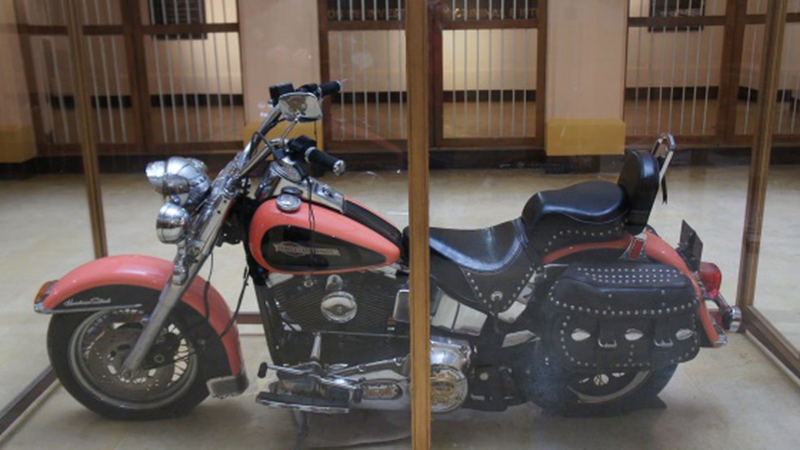 Na lista das valiosas posses do narcotraficante estão uma Harley Davidson cor de rosa — Foto: Divulgação