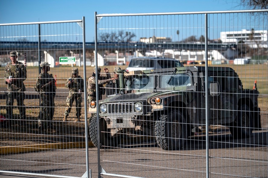 Texas vai construir base militar na fronteira com o México para conter entrada de imigrantes irregulares