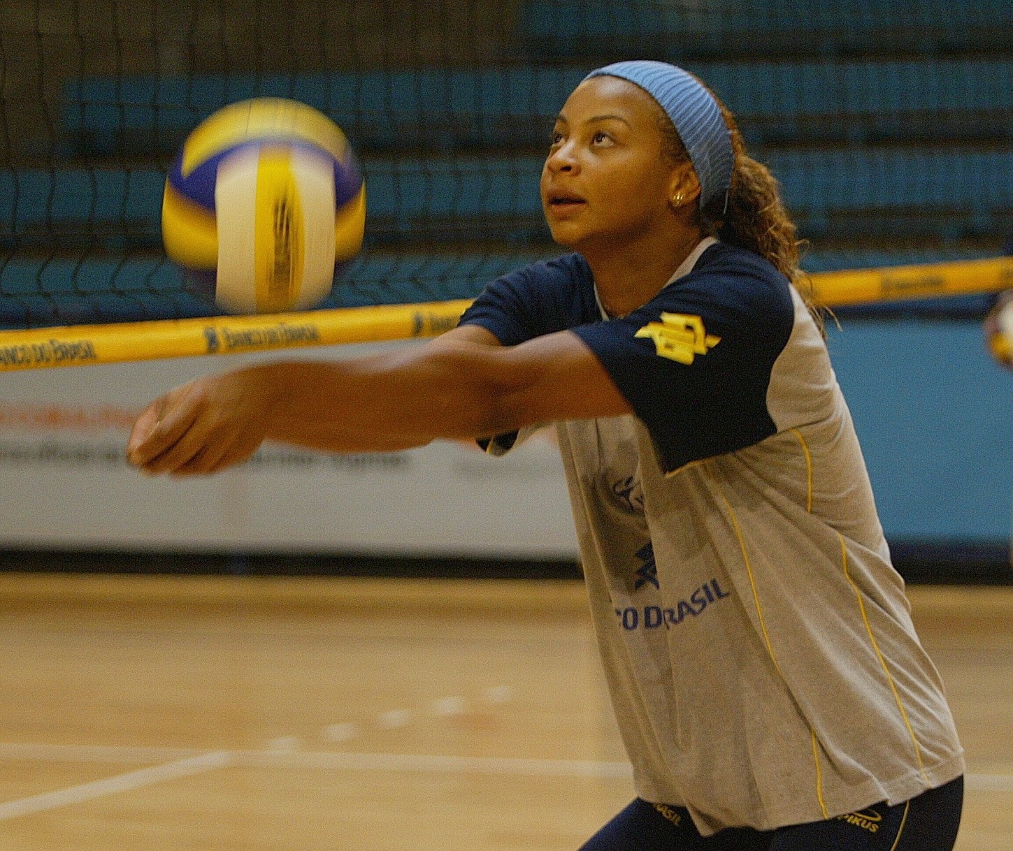 Walewska durante treino da seleção feminina de vôlei na quadra do Alphaville Tênis Clube em Barueri em preparação para as Olimpíadas de Atenas 2004. — Foto: Ivo Gonzalez/Agência O Globo