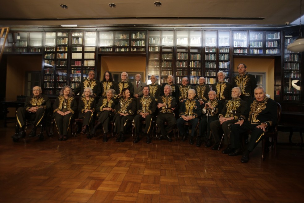 Os imortais da ABL reunidos na posse de Heloisa Teixeira (ao centro, ao lado do jornalista Merval Pereira) — Foto: Alexandre Cassiano