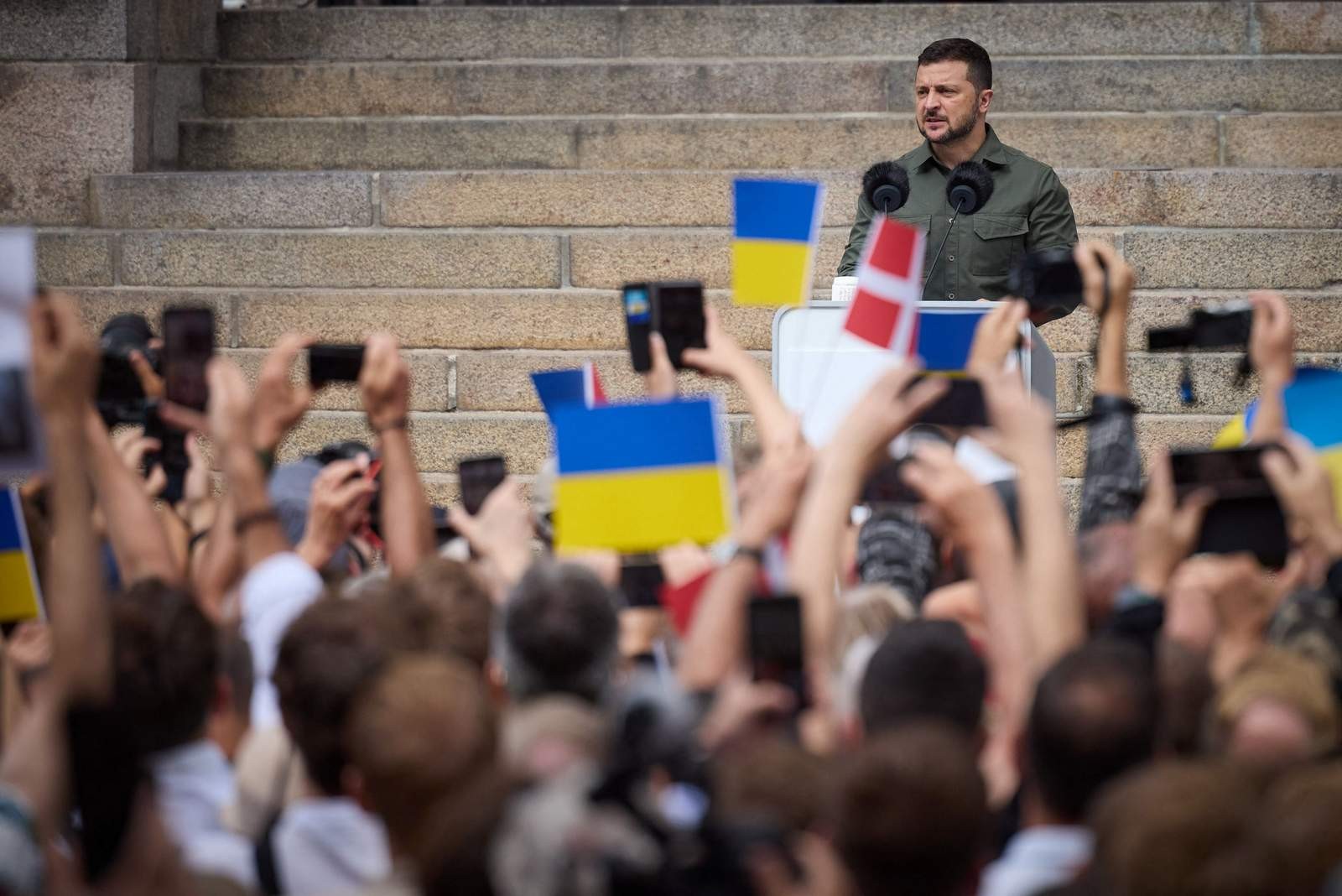 O presidente ucraniano, Volodymyr Zelensky se dirigindo à multidão em frente ao Parlamento dinamarquês em Copenhague. — Foto: Handout / UKRAINIAN PRESIDENTIAL PRESS SERVICE / AFP