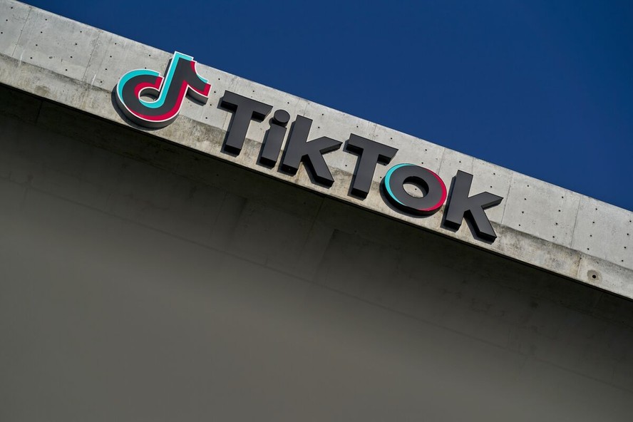 TikTok se transformou em um gigante da publicidade, atraindo grandes marcas para a plataforma e gerando bilhões de dólares em receita publicitária