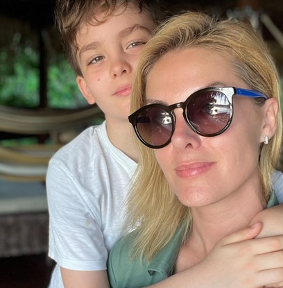 Ana Hickmann posta foto com o filho