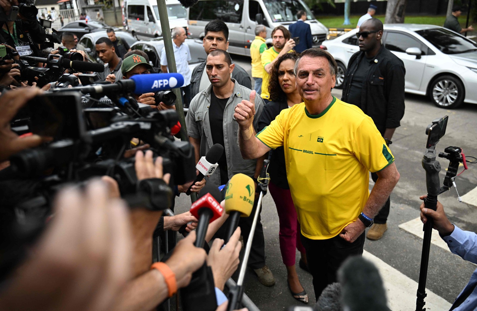 Bolsonaro conversa com jornalistas após votar, no RIo — Foto: CARL DE SOUZA / AFP