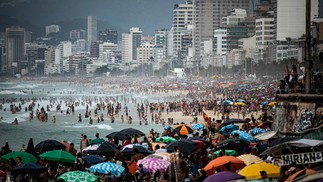 Praias ficaram cheias com o calorão desta quarta-feira, feriado da Proclamação da República — Foto: Hermes de Paula / Agencia O Globo