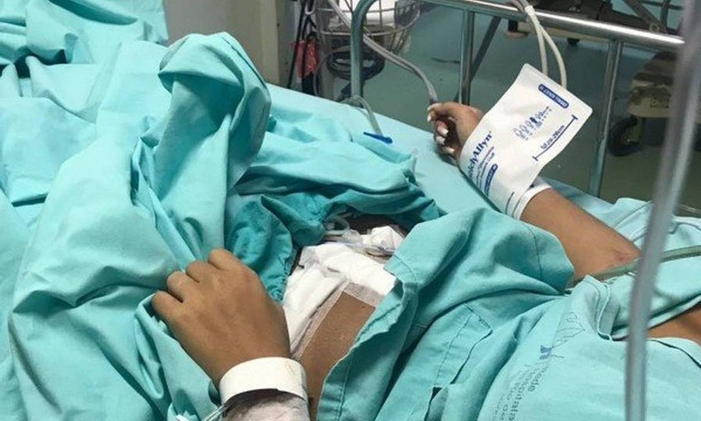 A estudante de Educação Física Gabriela Nascimento de Moraes, de 23 anos, foi internada após ter o intestino perfurado durante um procedimento de hidrolipo com a médica — Foto: Arquivo pessoal