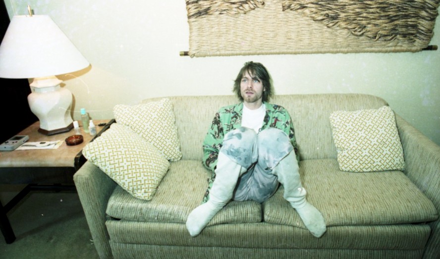 Kurt Cobain num quarto de hotel no Rio, em 1993, com um game boy na mesinha ao lado