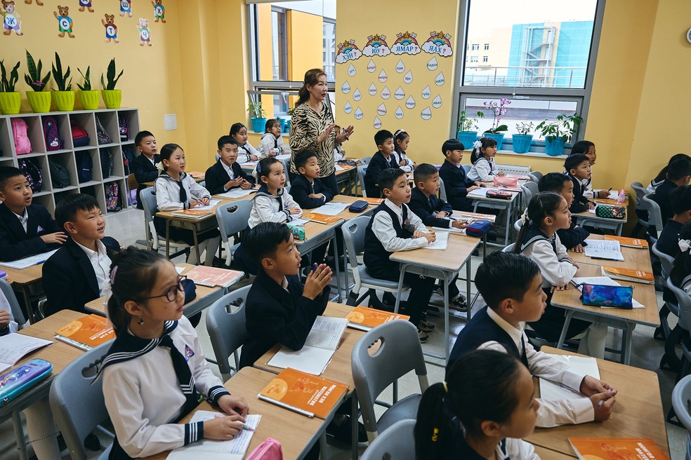 A. Altannar e irmão gêmeo continuam a frequentar escola regular — Foto: Khasar Sandag/The New York Times