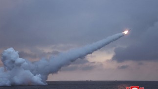 Foto divulgada pela agência estatal KCNA mostra teste de mísseis de cruzeiro da Coreia do Norte — Foto: STR KCNA VIA KNS / AFP