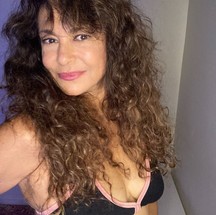 Giovanna Gold fez trabalhos marcantes nos anos 1990, como as novelas "Pantanal" e "Mulheres de areia". O seu papel mais recente foi na novela "Gênesis". Em 2023, a atriz abriu uma conta na plataforma Onlyfans, onde publica conteúdo definido por ela como "autoerotismo"  — Foto: Reprodução/Instagram