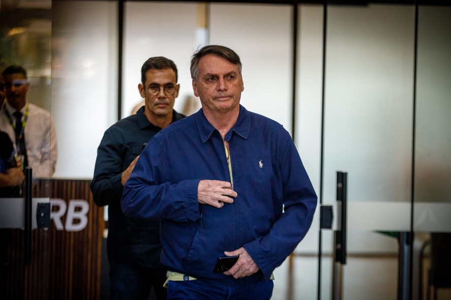 O ex-presidente Jair Bolsonaro no aeroporto de Brasília